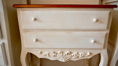 Cassettiera in legno con fregio