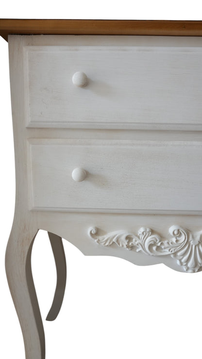 Cassettiera in legno con fregio