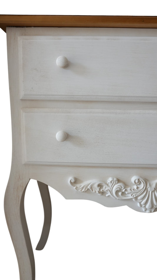 Cassettiera in legno con fregio
